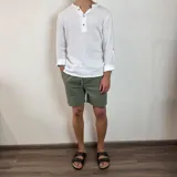Bermuda color verde militar, de corte recto y largo a la rodilla, con cintura ajustable con cordón y bolsillos laterales. Confeccionada en simil lino.