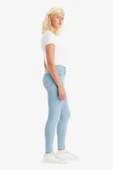 Pantalón de jeans celeste claro, tiro alto, corte skinny y largo al tobillo.