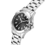 Reloj Guess modelo Mist, con caja y brazalete de acero inoxidable plateado. Presenta una esfera negra con marcadores de hora plateados y pequeños cristales incrustados en el bisel.