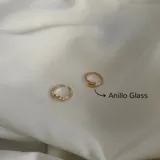 Anillo dorado de diseño minimalista, con forma de aro ajustable.