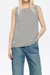 Musculosa blanca de punto roma con escote cuadrado, manga sisa y logo Chimo.