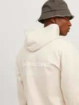 Hoodie con capucha color beige, de manga larga y corte relajado.