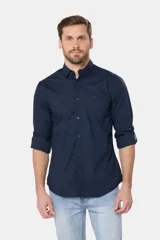 Camisa azul marino de manga larga con bolsillo en el pecho, confeccionada en algodón.