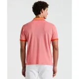 Polo de piqué color salmón con rayas horizontales naranjas y blancas en el pecho. Cuello y mangas con ribete naranja. Logo bordado en el pecho.
