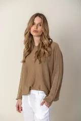 Sweater de lurex color dorado, de manga larga y corte holgado.