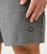 Bermuda de algodón piquet gris con cintura elástica y cordón de ajuste.