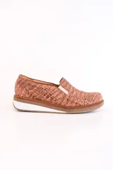 Slip-on deportivos de cuero color marrón con estampado de piel de cocodrilo, suela de goma blanca y plantilla acolchada.