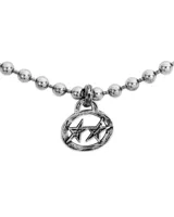 Collar plateado con cadena de bolitas y dije ovalado con dos estrellas.