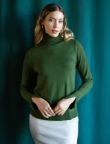 Polera de punto fino marca Nienty, color blanco, con cuello alto volcado y mangas largas con detalle de tajo en los puños.