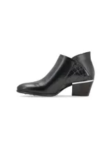 Botineta al tobillo de cuero negro con detalle de cuero croco en la parte trasera y cierre lateral. Taco intermedio cuadrado con detalle metálico plateado.