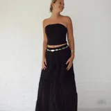 Pollera larga negra de algodón con volados y cintura elastizada.