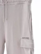 Pantalón de jogging azul marino con cintura elástica ajustable con cordón, bolsillos laterales y bolsillos cargo con solapa en los muslos.