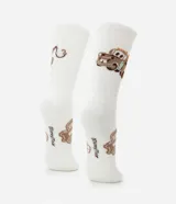 Medias de caña alta color blanco con estampado del personaje Tow Mater de la película Cars.