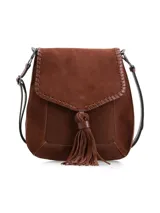 Bandolera marrón de cuero gamuza con detalles artesanales y borla de cuero gamuza. Tiene abertura central con cierre y bolsillo interior con cierre. Forro textil y logo de marca metálico en el interior.