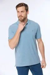 Remera polo lisa en oxford piqué color crema, con cuello en rib y botones personalizados.