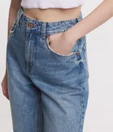 Pantalón de jean celeste, de corte recto y tiro alto, con bolsillos delanteros y traseros, y cierre con botón y cremallera.