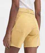 Short de jean color mostaza, corte boyfriend, con cintura alta, bolsillos delanteros y traseros, y ruedo desflecado.