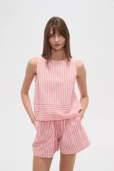 Musculosa de lino a rayas verticales en tonos beige y blanco, de corte recto con cuello a la base.