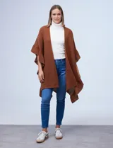 Ruana beige con volados, de diseño abierto y ligero ideal para superponer.