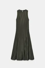 Vestido midi color verde oscuro, confeccionado en tejido fluido. Presenta cuello redondo, manga sisa y bajo con línea evasé y pliegues. Tiene cierre lateral con cremallera oculta y cierre en la espalda con abertura y botón.