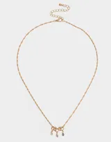 Cadena corta dorada con dije de tres aros dorados de los que cuelgan tres strass transparentes.
