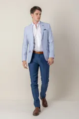 Saco de vestir celeste con diseño espigado, confeccionado en lino, corte slim fit y medio forro.