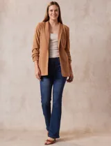 Blazer blanco en crepe, marca Dictionary. Cuello con solapa y abertura central. Delantera con bolsillos. Manga ¾ fruncida y forro interno.