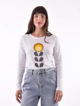 Remera blanca de manga larga con estampado de flor geométrica en tonos amarillo, marrón y gris.