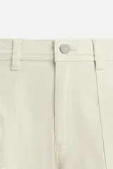 Pantalón cargo color verde oscuro, de corte relaxed fit, con bolsillos laterales con solapa y bolsillos traseros de vivo.