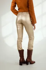 Pantalón de vestir color cobre con acabado brillante, corte recto y aberturas en el ruedo.