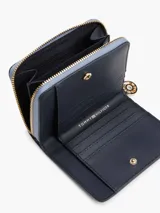 Billetera Tommy Hilfiger azul con cierre de cremallera y logo dorado en el frente. Confeccionada en poliuretano con acabado granulado.