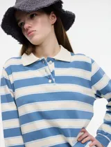 Camiseta tipo polo a rayas horizontales azules y blancas, de manga larga y cuello clásico.