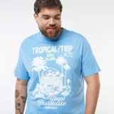 Camiseta celeste de manga corta con estampado blanco de palmeras y texto 'Tropical Trip Maui Island 14.772 Great Paradise Rainforest'.