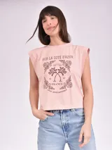 Remera color rosa con estampado de palmeras y texto "Sur la Cote D'Azur France Saint Jean Cap Ferrat".