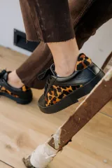 Zapatillas deportivas acordonadas, 100% cuero vacuno, tanto en su exterior como en su interior. Suela de goma de excelente calidad.
