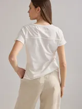 Remera color crudo de algodón, con bolsillo en el pecho y bordes con costuras a la vista.