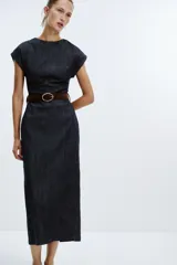 Vestido midi de denim azul, con cuello redondo, manga corta y cinturón marrón.