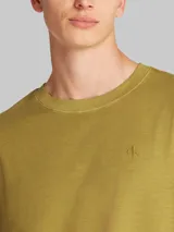 Remera color verde oliva de algodón con cuello redondo y logo bordado en el pecho.