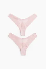 Pack de dos bombachas tipo brazilian color rosa claro, confeccionadas en encaje y malla con diseño floral. Cuentan con tiro bajo, cintura en V, refuerzo interior y corte alto en la parte trasera.