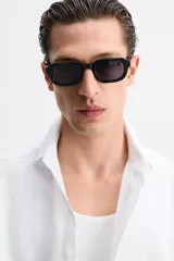 Camisa blanca de algodón, corte slim fit, cuello italiano, manga larga con puños abotonados y cierre frontal con botones.