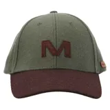 Gorro unisex de paño color verde oliva con visera marrón y logo de la marca en cuero en el lateral. Presenta una letra "M" marrón bordada en el frente.