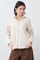 Camisa beige de manga larga con textura fantasía.