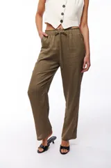 Pantalón de vestir color verde oliva, de corte recto, con cintura elastizada ajustable con cordón.