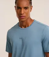 Remera deportiva celeste con cuello redondo, mangas cortas, estampa localizada y espalda con perforaciones para mayor respirabilidad. Confeccionada con tecnología Dry.