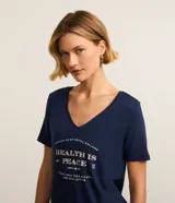 Remera deportiva azul marino de viscosa, con cuello en V, mangas cortas y estampa frontal con la frase "sometimes active, always moving".