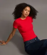 Blusa color beige de viscosa con elastano, de manga corta, cuello redondo, textura acanalada y bajo ondulado.