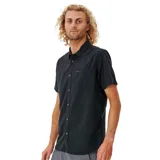 Camisa negra de manga corta con cuello clásico, cierre frontal con botones y bolsillo de parche en el pecho.