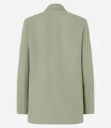 Blazer largo color beige confeccionado en viscosa y lino, con cuello solapa, bolsillos y forro estampado a rayas.