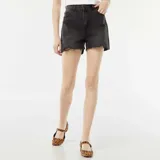 Short de jean color gris oscuro con efecto desgastado y terminaciones desflecadas.