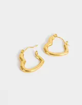 Aros tipo argolla con forma de corazón, hechos de acero quirúrgico color dorado.